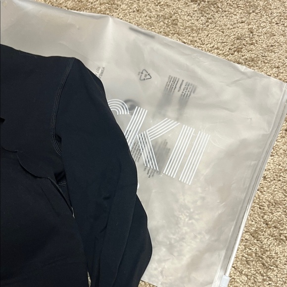 Wiskii Black Scalloped Crop Top - Picture 4 of 4